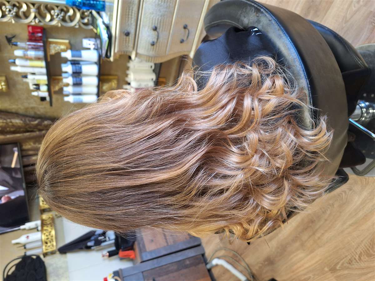 Farbenie vlasov pred a po — po, salón Madame, Michalovce